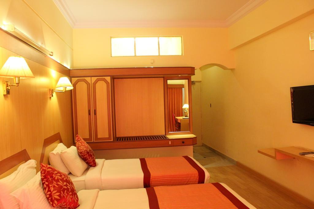 Yasodha Towers Hotel Hosur Exterior photo